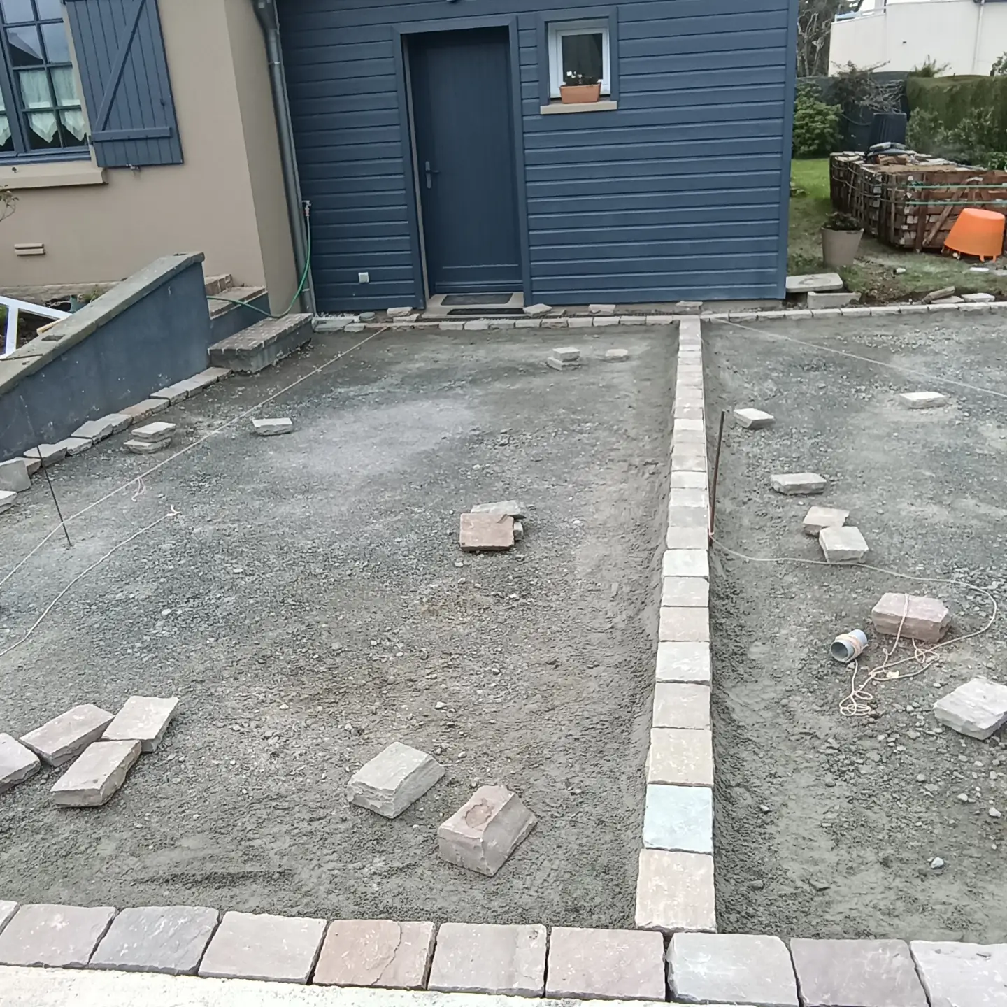 Terrasse en pavés de grès en cours de pose