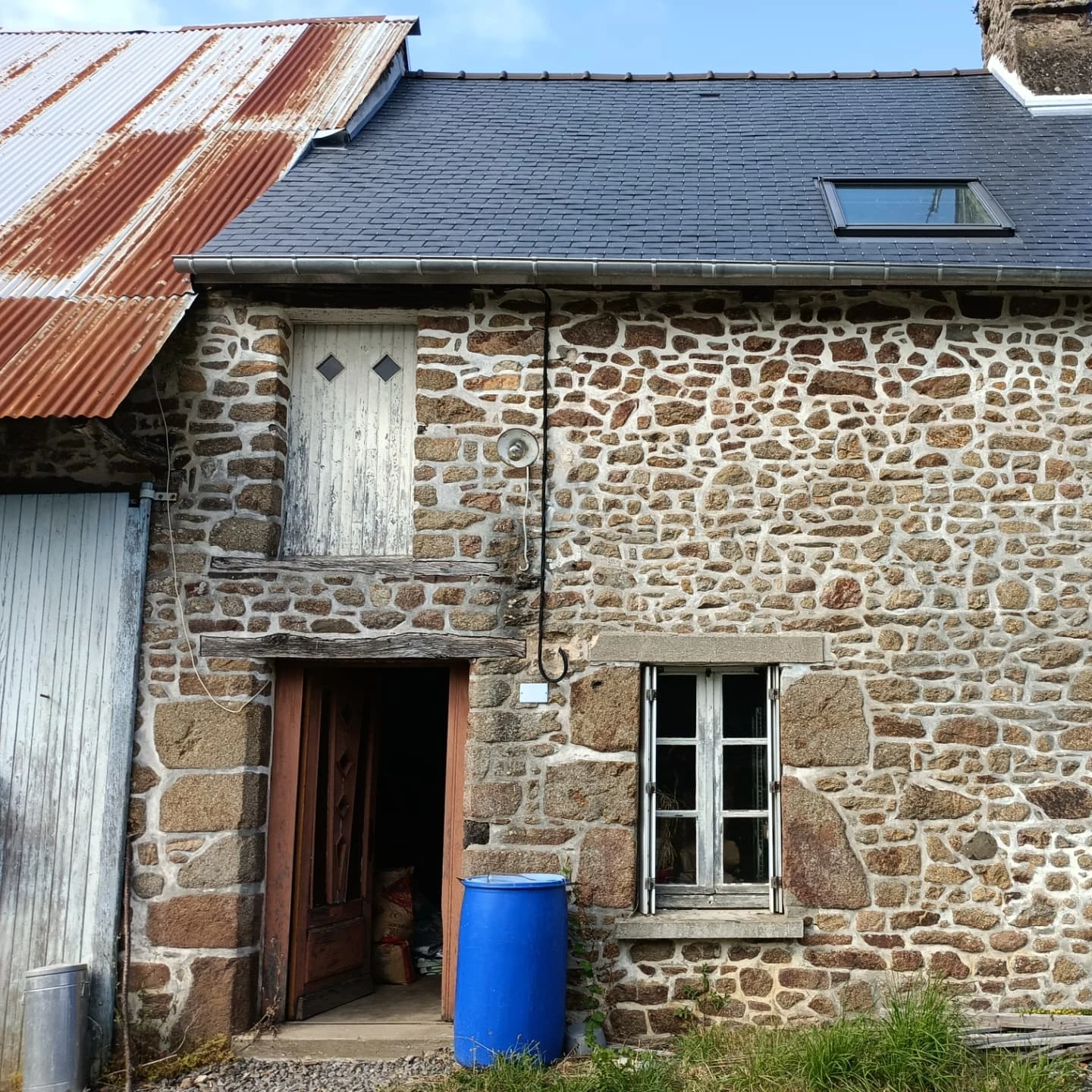 Longère en pierre rejointoyée à la chaux après travaux