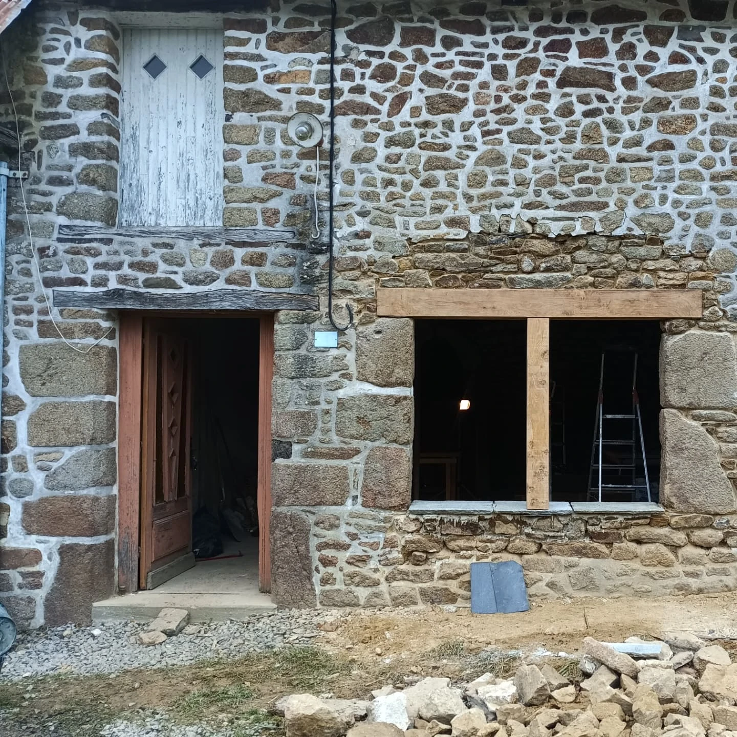 Linteau en chêne posé au-dessus de la nouvelle ouverture