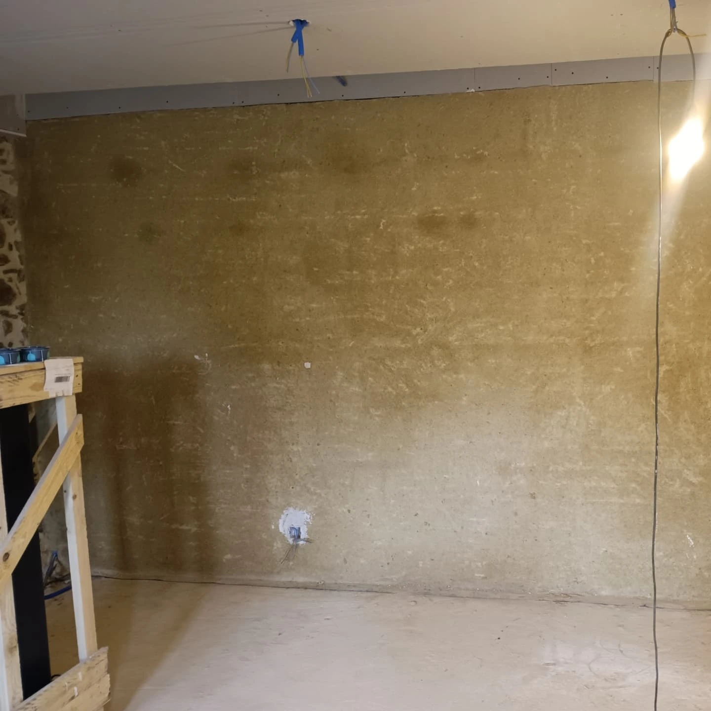 Mur en terre crue préparé avant enduit intérieur
