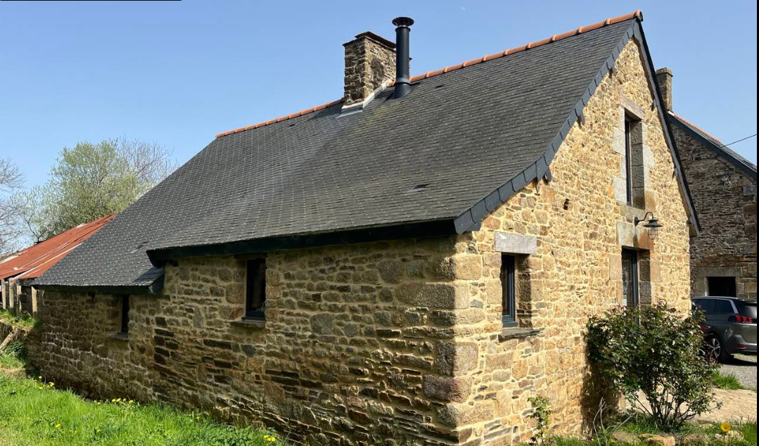 Longère bretonne en granit avec toiture ardoise restaurée