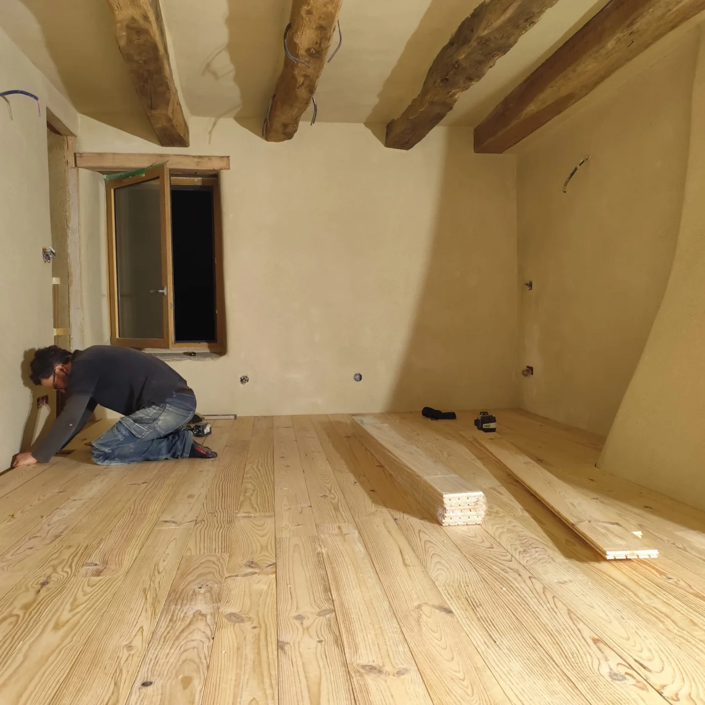 Pose d'un plancher bois massif sous poutres anciennes