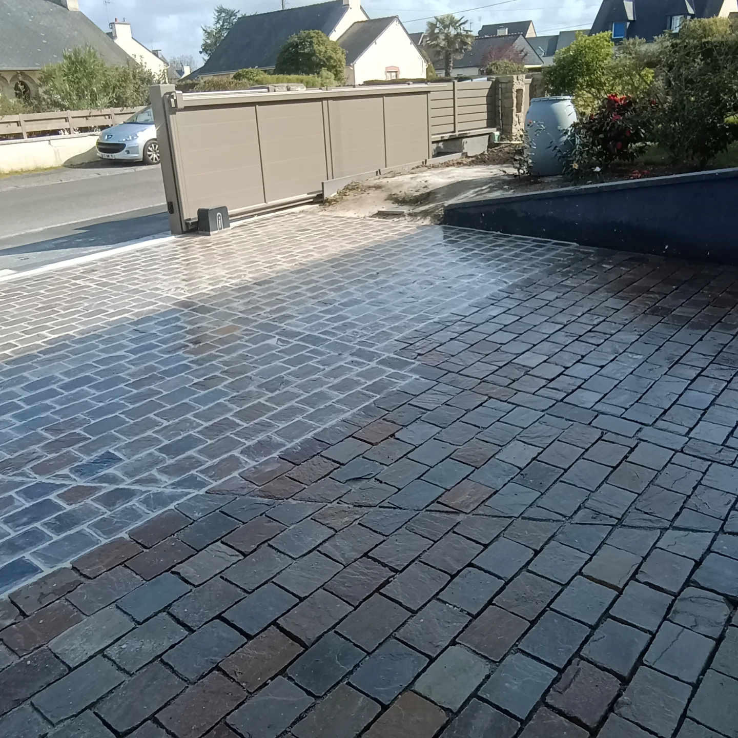 Terrasse en pavés de grès terminée et jointoyée
